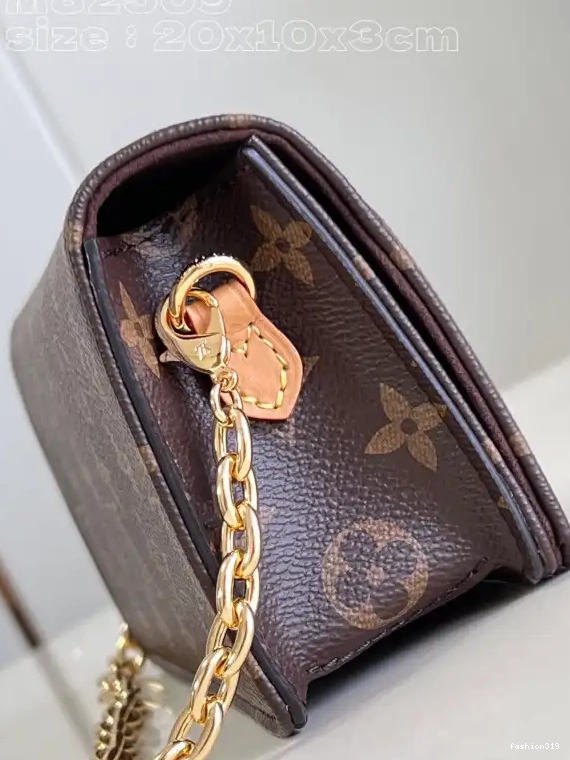 On Lily Chain Wallet LOUIS VUITTON 0429